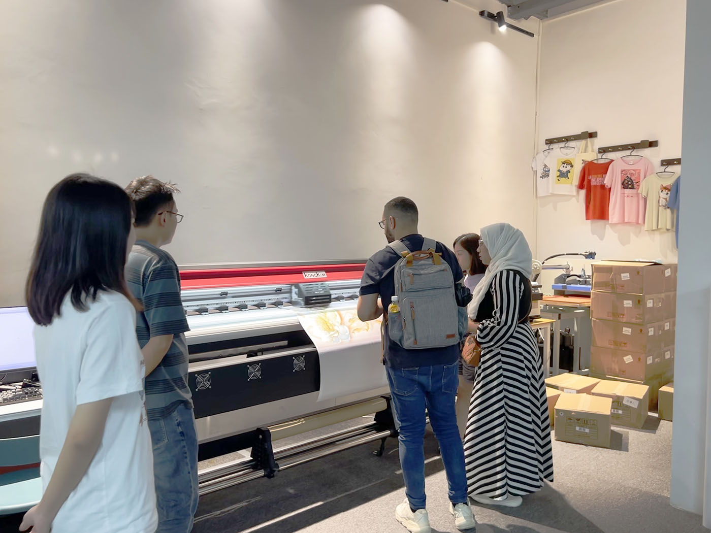 In July 2023, our distinguished Saudi Arabia customers visited us, our ChenYang tecnology company is a leading printing solution machines manufacturer. -01 (3)