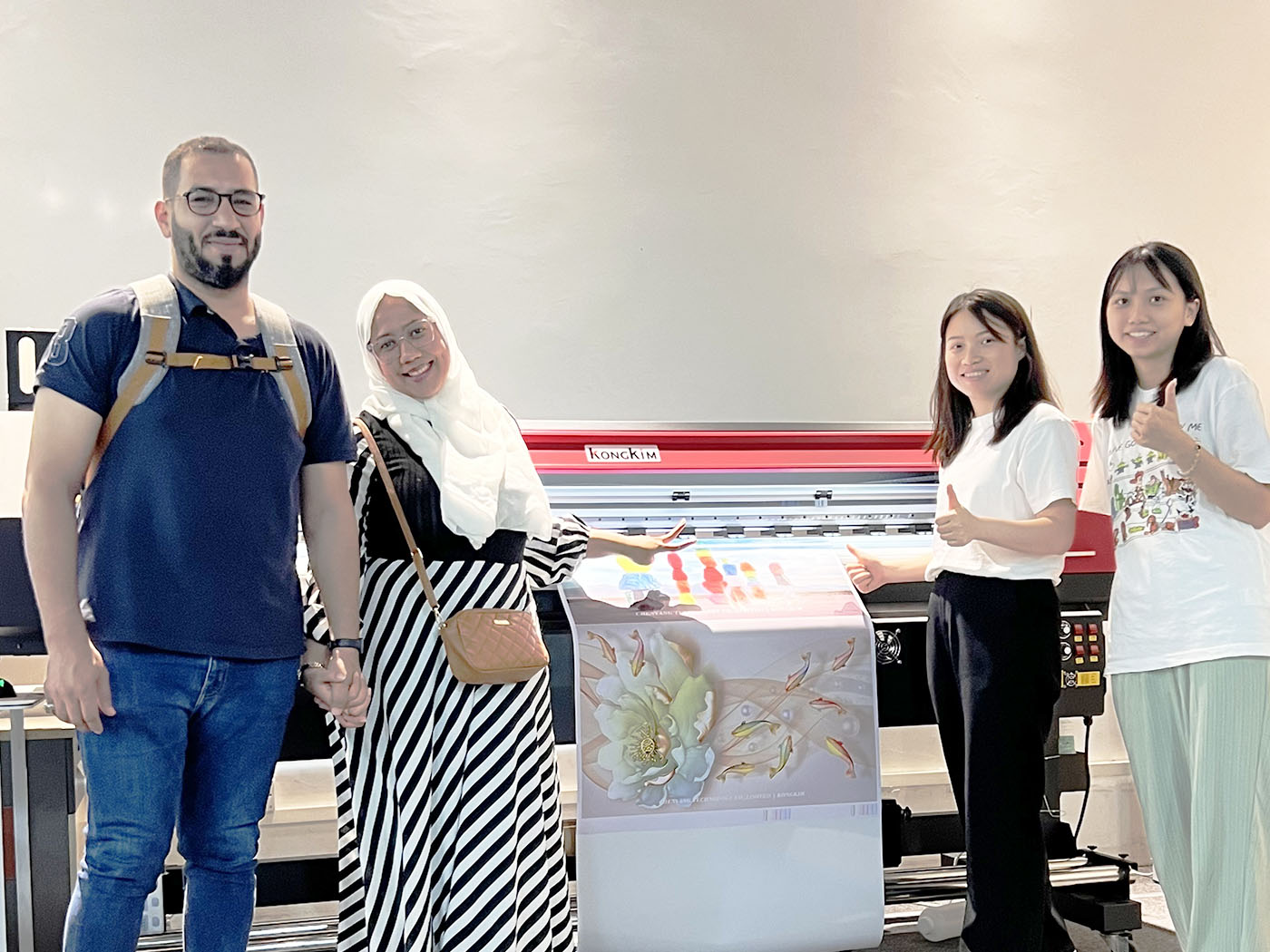 In July 2023, our distinguished Saudi Arabia customers visited us, our ChenYang tecnology company is a leading printing solution machines manufacturer. -01 (5)
